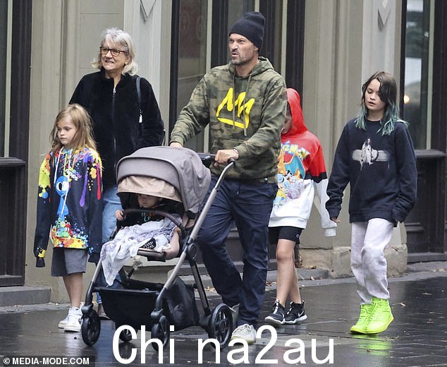 Brian Austin Green 周四被发现在悉尼散步,带着他们的小男孩和演员与前妻 Megan Fox 共同抚养的三个孩子——Noah Shannon,10 岁, Bodhi Ransom, 九, Journey River, 六, 星期四