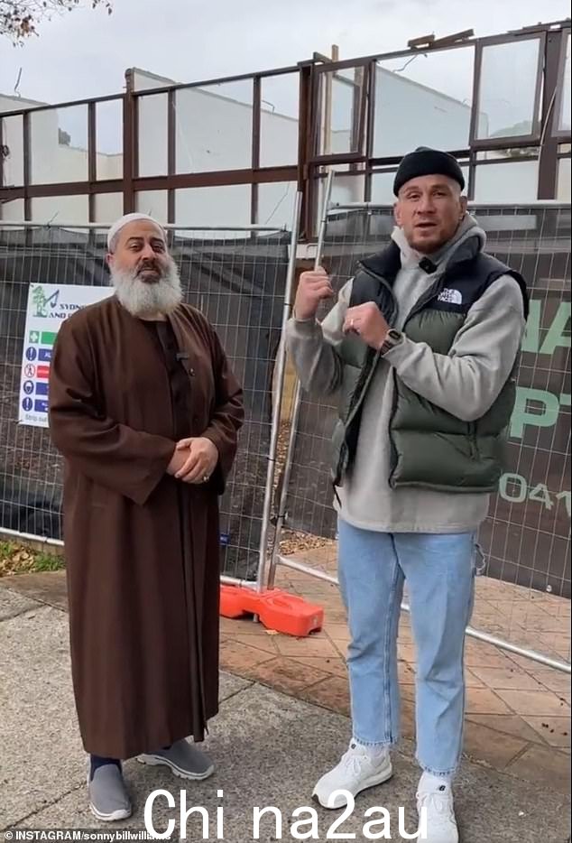 Sonny Bill Williams(与 Sheikh Kamal Taleb 合影)先睹为快,窥探了悉尼南部备受争议的新清真寺正在进行的大规模工程