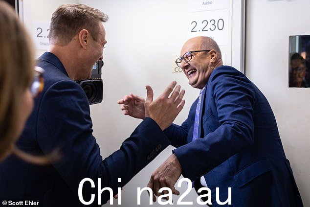  Kochie 和 Matt 在握手并互相击掌时大笑起来