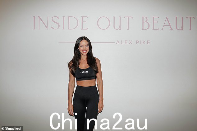 这位迷人的美容护士,45 岁,穿着露脐上衣和 Bec Judd 运动服品牌 Jaggad 的紧身裤炫耀她令人难以置信的身材