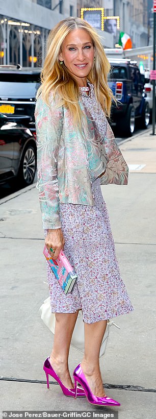 Laura Ashley?Parker 为她 5 英尺 3 英寸的身材穿上一件淡紫色花卉连衣裙,搭配淡色西装外套和白色钱包