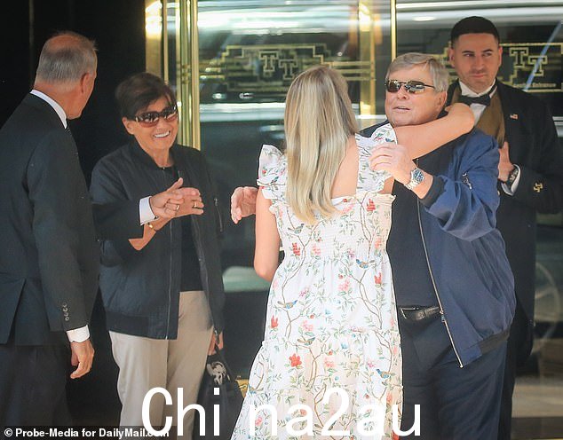 Melania Trump 的助手拥抱前第一夫人的父亲 Viktor Knavs(右),Amalija Knavs(左)看着