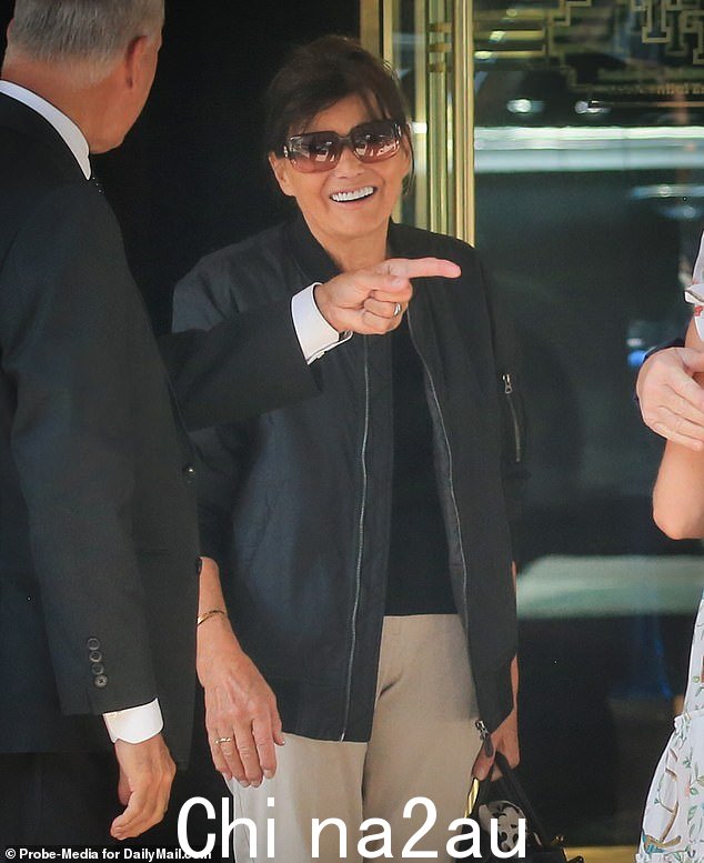 Melania Trump 的母亲 Amalija 周二在特朗普大厦外被拍到,穿着与她女儿周四穿的衣服相似的衣服