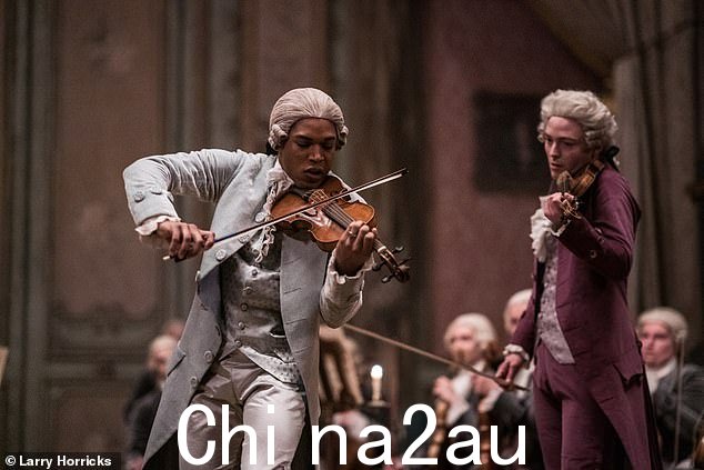 Chevalier 最好的五分钟就在一开始,当我们被介绍给我们的英雄 Joseph Bologne(出色的 Kelvin Harrison Jr,如图)
