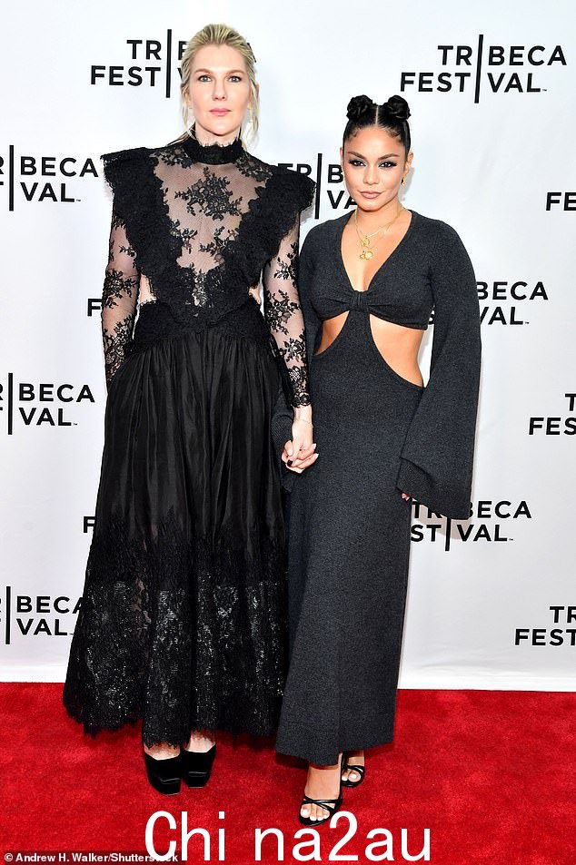 Lily 和 Vanessa:Hudgens 还与她的搭档 Lily Rabe 携手合影,她选择了黑色蕾丝连衣裙和黑色厚底高跟鞋