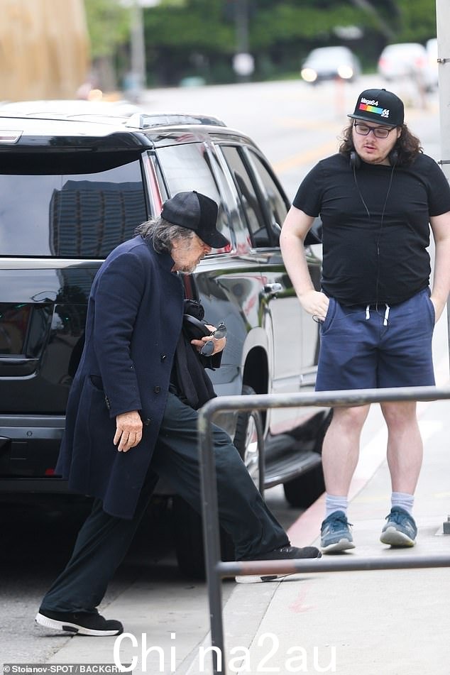22 岁的詹姆斯似乎在看着他父亲小心翼翼地走上路边,然后他们走进电影院