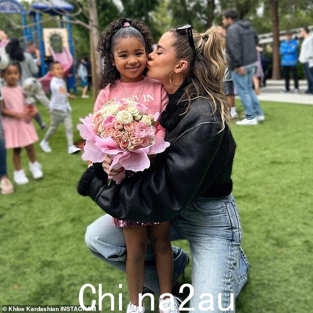 那是她的女朋友!科勒在发布仪式快照时亲吻了她的女儿
