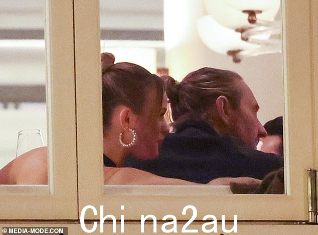 Madeline 和 Justin 倾身享受与他们的朋友的相互交谈