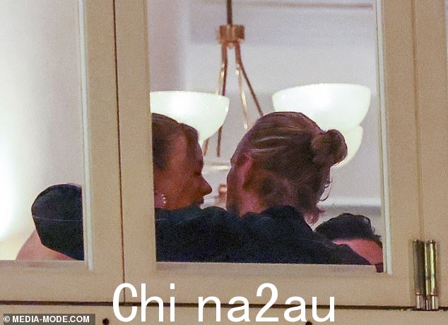 Justin 和 Madeline 依偎在一起分享亲吻