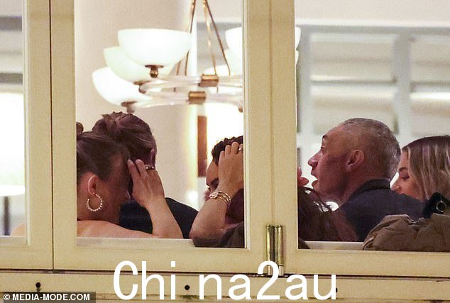 动画组似乎在享受他们的夜晚