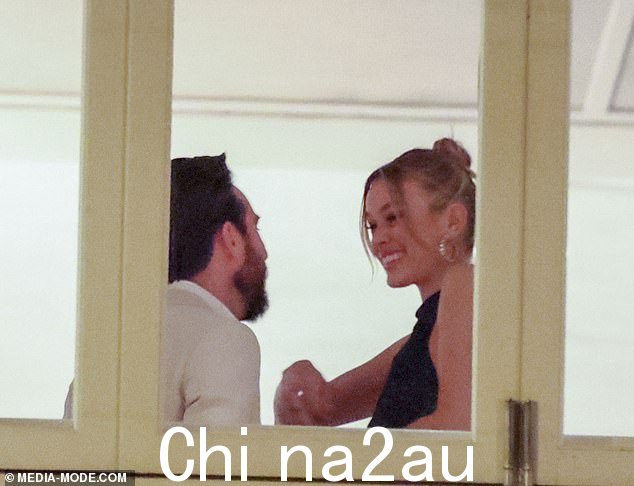 Taika 那天晚上早些时候去过悉尼电影节,也是独奏,并在国家剧院亮相