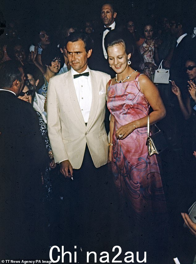 这对夫妇,照片摄于 1970 年代的一次聚会上,他们在结婚初期继续欢迎两个儿子