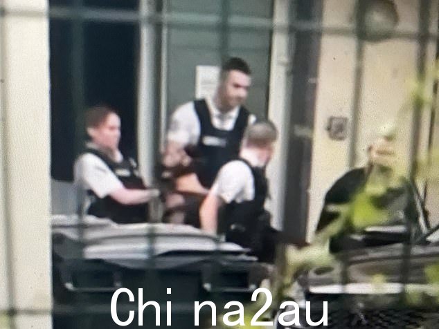 他在被捕期间被法国警察开枪后被抬上医疗椅
