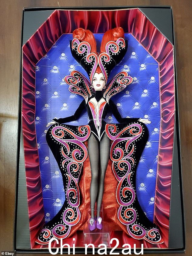 时装设计师 Bob Mackie 与 Mattel 合作生产了售价 709 英镑的 Countess Dracula 芭比娃娃