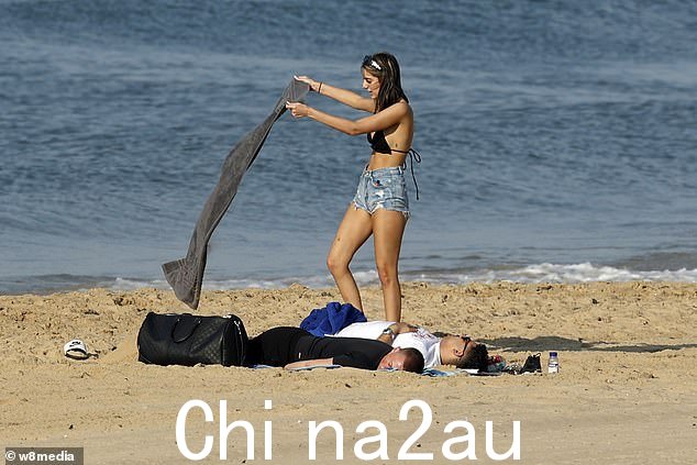 BOURNEMOUTH:海滩上的日光浴者准备迎接一天的阳光和炎热的天气