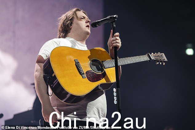 舍曲林最近被歌手刘易斯卡帕尔迪推到了聚光灯下,他说他在服用抑制性欲的药物时很难勃起