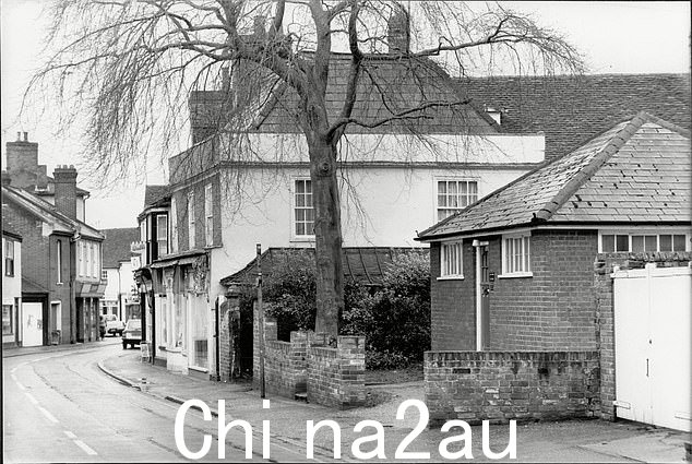 1985 年的报告表明该男子后来回忆起车牌的一些细节,这些细节显然与琼斯博士接受催眠时的车号相符