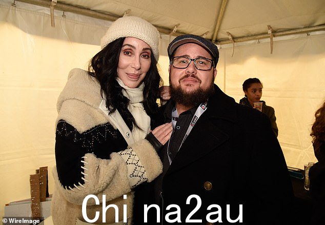 合作:雪儿和她的儿子查兹博诺联手制作了一部新的惊悚片。据好莱坞报道,这位 77 岁的奥斯卡奖得主将与 54 岁的查兹一起执行制作《小叮咬》记者(2017 年 1 月摄于华盛顿特区)