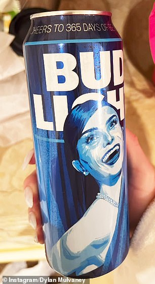 激起众怒:Mulvaney 于 4 月 1 日在她的 Instagram 页面上发布了一段她打开 Bud Light 的视频