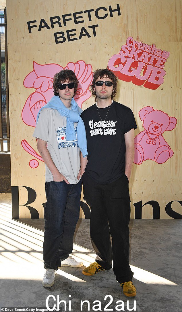 兄弟齐聚:Liam Gallagher 的儿子 21 岁的 Gene Gallagher 和 23 岁的 Lennon Gallagher 周五参加了在伦敦 BaySixty6 举行的特别活动,以庆祝新的合作
