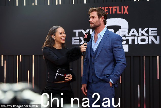 Chris 加入当晚的主持人,Jenny Augusta 向他们介绍电影(两人合影)