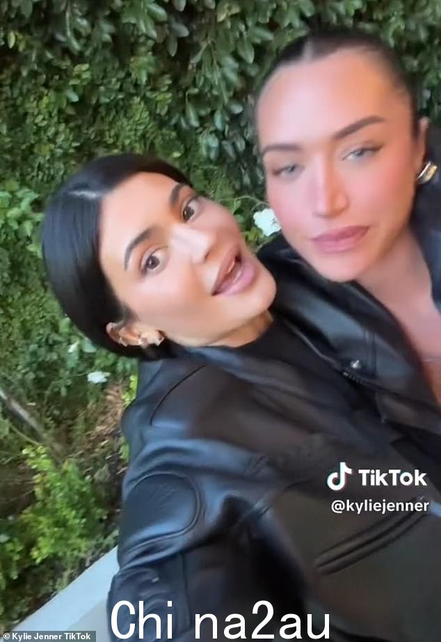 欢乐时光:非常爱笑的凯莉詹娜(左)在 TikTok 上庆祝她最好的朋友 Anastasia 'Stassie' Karanikolaou(右)周五 26 岁生日
