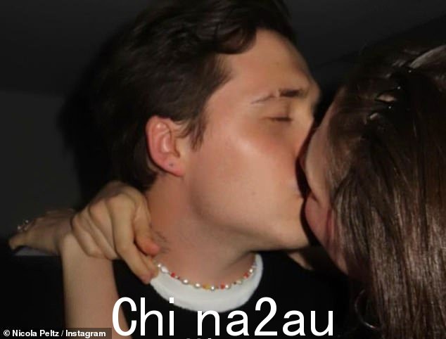 Smooch:她还分享了一张自己热情地亲吻丈夫布鲁克林的照片,之后出于不明原因删除了她最近的帖子