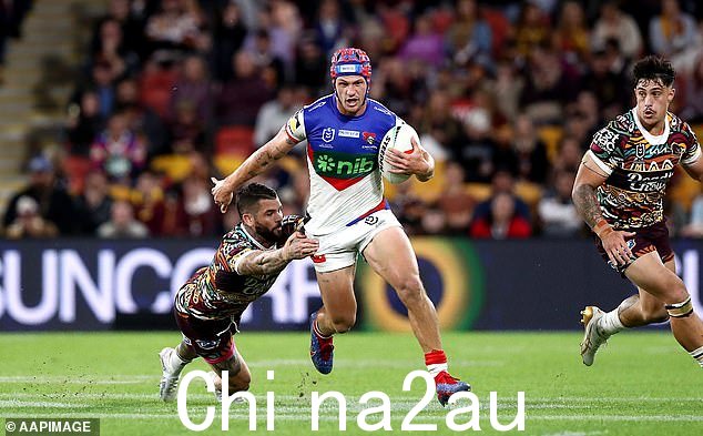 Ponga 被 Adam Reynolds(左)跳过,跑过一半的场地得分