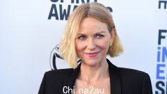 演员娜奥米·沃茨 (Naomi Watts) 和比利·克鲁德普 (Billy Crudup) 在公开恋情仅一年后就在法院举行的婚礼上结婚