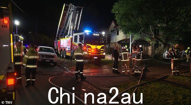 周六下午 6 点 15 分之前不久,紧急服务人员接到了 Penrith 的 Rodley Avenue 的电话,发现一座两层楼的联排别墅被火焰吞没