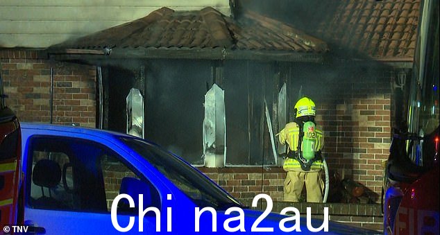 消防员在努力扑灭大火时封锁了道路,但是建筑物被摧毁了(如图)
