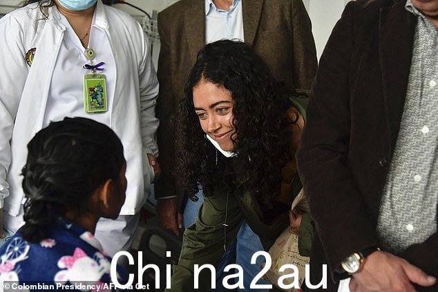 索菲亚·佩特罗,哥伦比亚总统古斯塔沃·佩特罗的女儿,向一名土著儿童致意