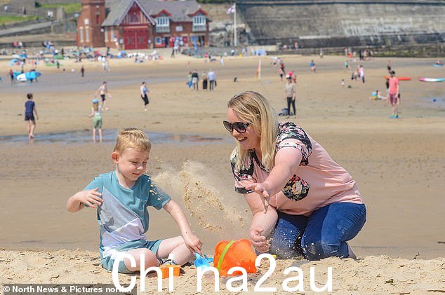 北泰恩赛德:Natalie Ord,40 岁,和 Sunny Regan,三岁,在北泰恩赛德的 Cullercoats 海滩享受一天