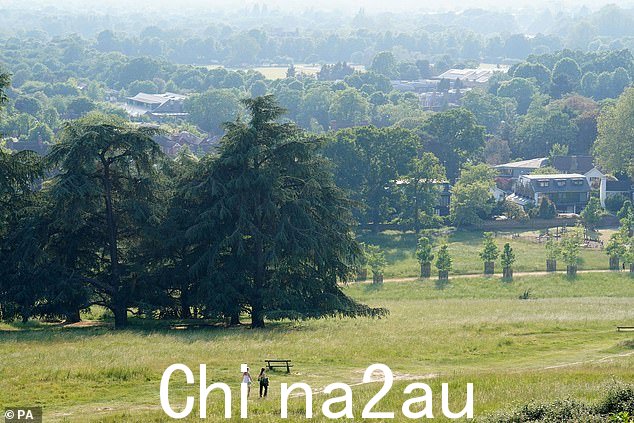 RICHMOND PARK, LONDON:烘烤温度预计将在下周持续,但在周二恢复正常