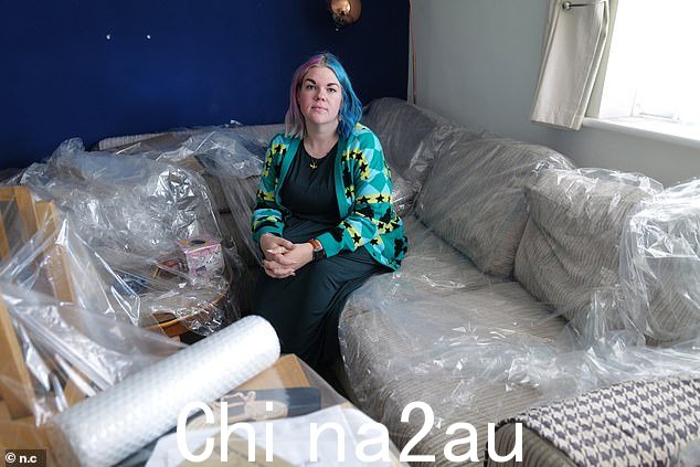 她的邻居劳拉30 岁的莫里斯(如图)和她 34 岁的伴侣托马斯·彭森以及他们的两只狗住在顶层公寓里。