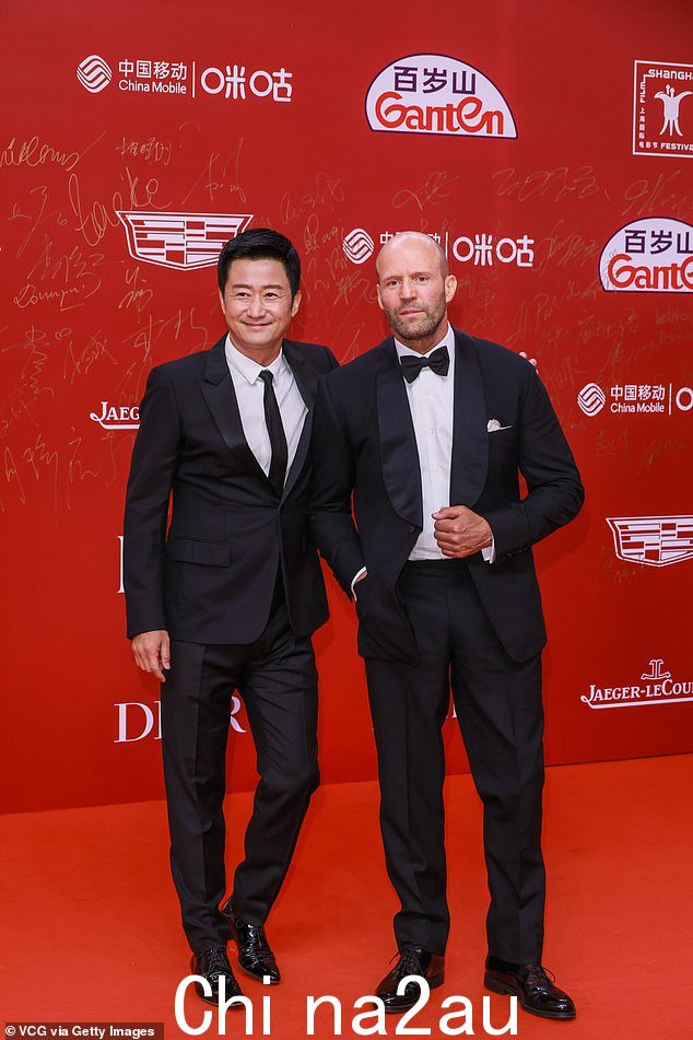 满脸笑容:他和他的联合主演、中国男主角吴京一起为即将上映的电影《梅格 2:海沟》的首映做准备