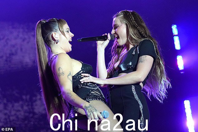 Racy:这位 35 岁的瑞典歌手在她 29 岁的朋友在洛杉矶州立历史公园举行的活动中撕开她的上衣,然后托起她的乳房后,向观众注视了一眼
