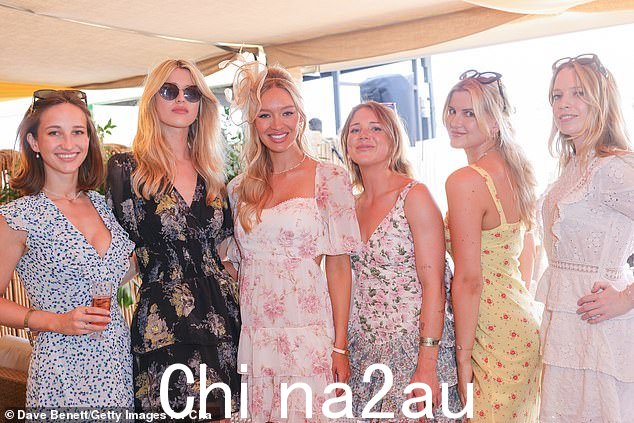 和朋友一起玩:Roxy - 由于怀孕而不得不错过精美的兰森香槟气泡 - 在活动中与朋友一起玩得很开心