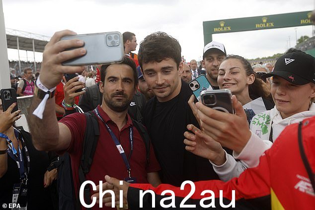 Ferrari 的一级方程式赛车明星 Charles Leclerc 也被发现穿过人群