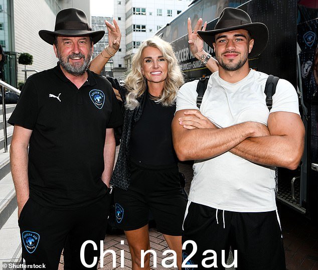 摆个姿势:Tommy 在比赛前与 Kaylyn Kyle 和 Lee Mack 合影