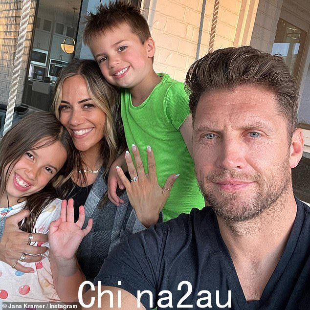 骄傲的妈妈:Kramer 已经是 7 岁的女儿 Jolie 和 4 岁的儿子 Jace 的妈妈,还有前夫 Mike Caussin