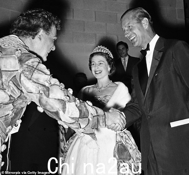 这顶头饰在玛丽女王去世后由已故女王继承。 1959 年在加拿大表演莎士比亚的《如你所愿》后,她戴上了头饰