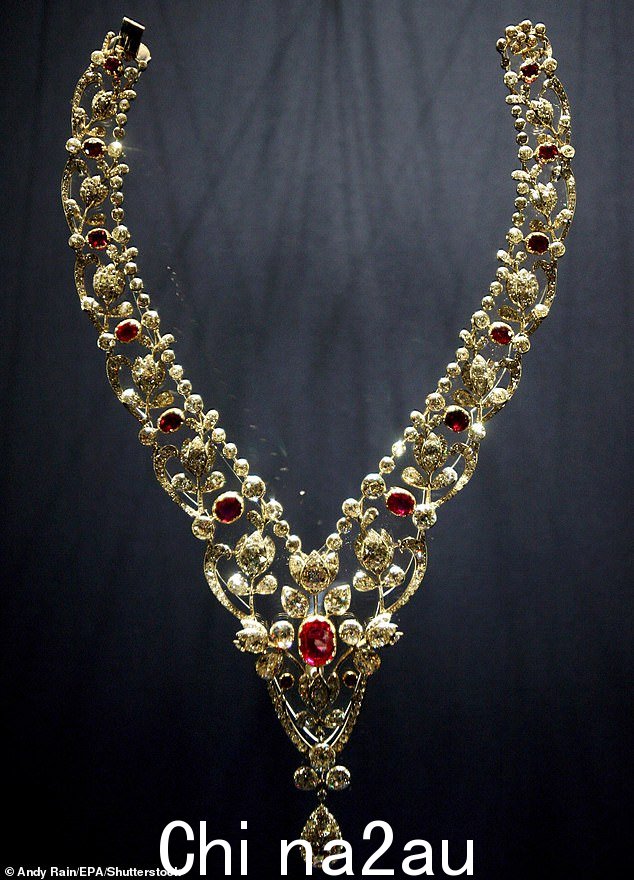 Boucheron 的作品镶嵌在银和金中,镶有钻石花卉装饰和大颗红宝石