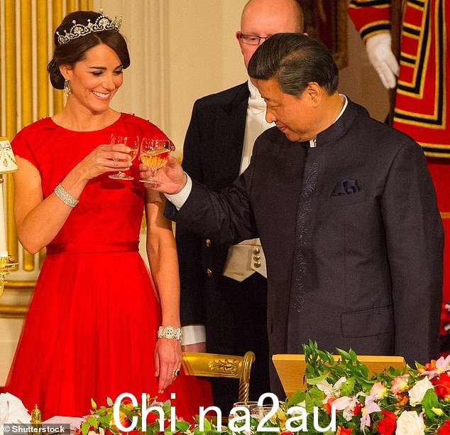 威尔士王妃在她的第一次国宴上选择了莲花头饰,这是在中国国家主席习近平和他的妻子彭丽媛访问期间举行的