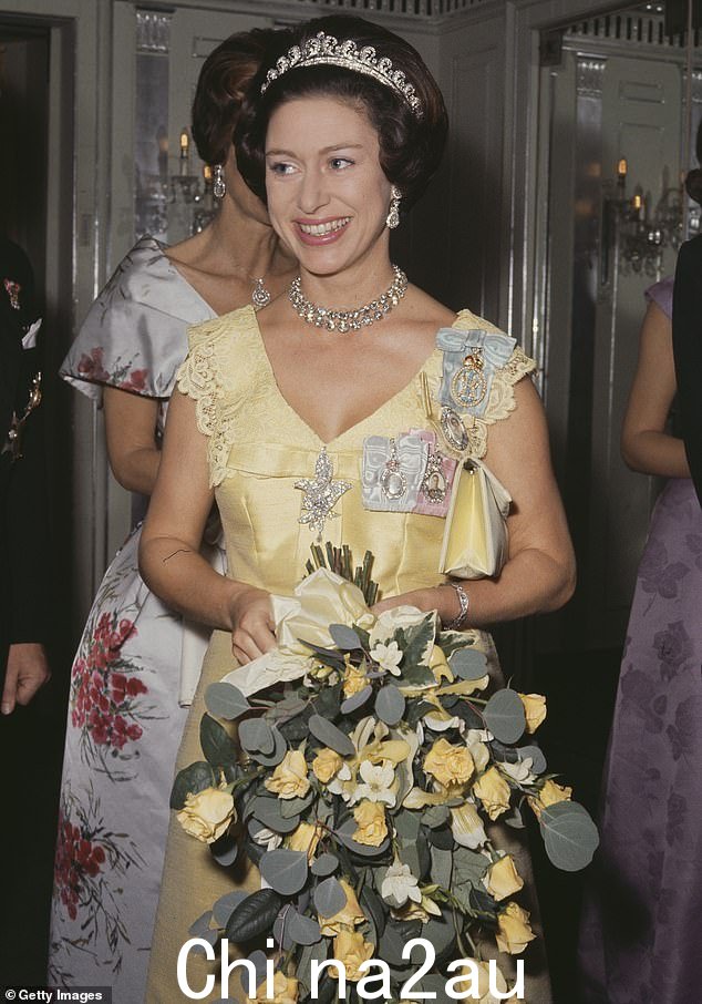 在借给安妮公主之前,玛格丽特在整个 1950 年代和 1960 年代继续佩戴头饰