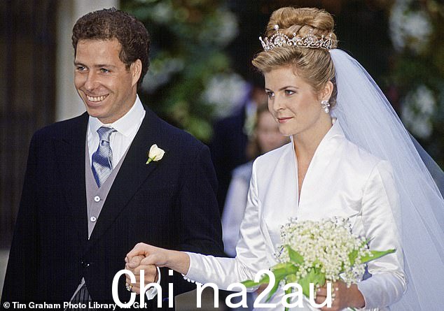 1993 年,Margaret 的儿媳 Serena Stanhope 在与 Margaret 的儿子 Viscount Linley 的婚礼上佩戴了莲花头饰