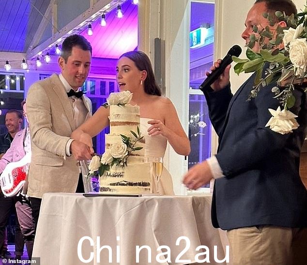 招待会内部的照片显示,新婚夫妇 Maddy Edsall 和 Mitchell Gaffney(左图)在现场乐队演奏的背景下切蛋糕,他们的 MC Alex Tigani 向人群讲话(右)。据了解,蒂加尼先生是目前在约翰亨特医院康复的伤者之一