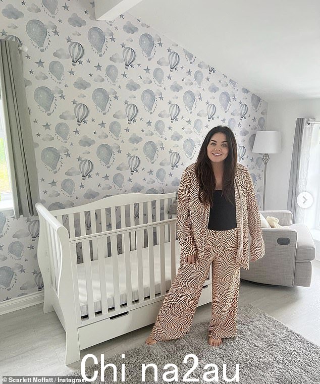 先睹为快:Scarlett Moffatt 让粉丝们瞥见了她婴儿的育儿室,但承认她不想“泄露”她男婴的名字