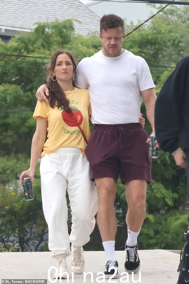 Sweet: Minka Kelly 和健壮的男友 Dan Reynolds 一起出去玩时看起来很放松,他们在前往名人最喜欢的奢侈品杂货店时手挽手走路Erewhon on Sunday
