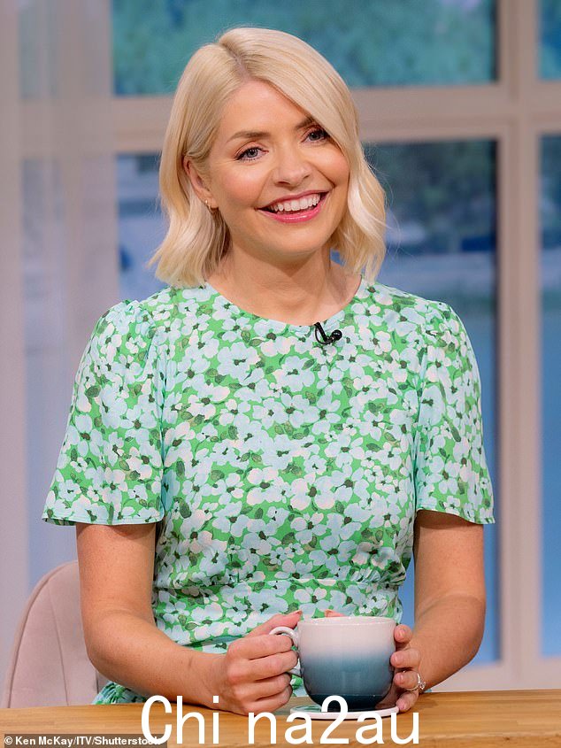 据报道,Holly Willoughby 的净资产为 1000 万英镑,这位电视节目主持人在 2017 年获得了大幅加薪,此前有报道称她的收入低于她的联合主持人